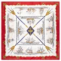 Pañuelo clásico de seda de 130cm con barcos de vela, borde rojo y motivos de tridente dorado - Rojo