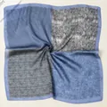Foulard en soie avec patchwork paisley bleu et argent, motifs géométriques et texture quadrillée - Bord Bleu