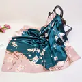 Sciarpa di seta verde petrolio e rosa con stampa di fiori di prugno su borsa nera - 90cmx90cm / Verde