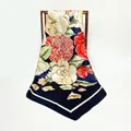 Marineblauer Seidenschal mit roten Lilienblüten und elegantem weißem Rand am Goldständer - Marineblau