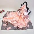 Foulard in seta da 90 cm con fiori di prugna rosa su sfondo grigio opaco - 90cmx90cm / Grigio