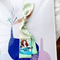 Dettaglio del foulard in seta Toro verde chiaro con motivi di ragazza disegnati a mano - Toro