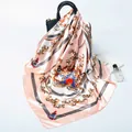 Carré de soie aux motifs baroques rose et blanc drapé sur un sac à main noir élégant - 90cm*90cm / Rose