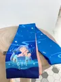 Dettaglio di un foulard Twilly blu con illustrazione del Cancro ed etichetta di cura - Cancro