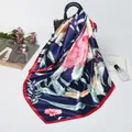 Sciarpa in seta 90cm con stampe floreali e scoiattoli su blu navy e bordo rosso - Blu navy