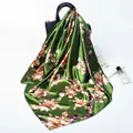 Foulard in seta verde scuro da 90cm con motivo a magnolia drappeggiato su una borsa - Grande / Verde