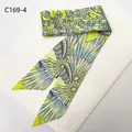 Detalle de un pañuelo de seda estrecho con estampado floral doblado en forma de V - C169-4 / 88cm