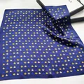Marineblauwe zijden sjaal met kleurrijke panda-prints en een glanzende satijnen finish - Marineblauw