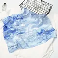 Zijden sjaal met Chinese inkttekening en traditionele blauw-witte landschapspatronen - 53cm / Lichtblauw