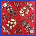 Pañuelo de seda roja de 90 cm con elegantes lirios blancos y motivos botánicos simétricos - Cuadrado / Rojo