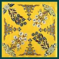 Pañuelo de seda amarillo de 90 cm con estampados de lirios y borde verde oscuro - Cuadrado / Amarillo