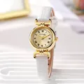 Montre vintage élégante pour femme en or avec bracelet en cuir blanc façon croco - Blanc
