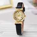 Détail d'une montre vintage pour femme avec boîtier doré, chiffres romains et cuir noir - Noir