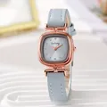Dettaglio dell'orologio quadrato in oro rosa con quadrante celeste e cinturino in pelle - Blu