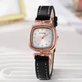 Reloj de cuarzo vintage cuadrado en oro rosa con correa de cuero negro y esfera de sol plateada - Correa Negra Esfera Blanca