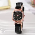 Detalle del reloj GoGoey para mujer con caja de oro rosa y correa de cuero negro - Correa Negra Esfera Negra
