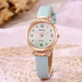 Détail d'une montre femme avec bracelet en cuir bleu et cornes serties de strass dorés - Bleu