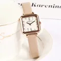Orologio donna minimalista quadrato in oro rosa con cinturino in pelle su tazza bianca - Cachi