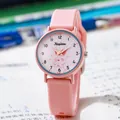 Detalle de reloj escolar de silicona rosa con un lindo conejo de dibujos en la esfera - Rosa