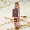 Gros plan d'une montre vintage rectangulaire or rose avec cadran marron et bracelet chaîne - Cadran Café