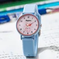 Primer plano de reloj infantil azul claro con esfera de conejo sobre fondo escolar - Azul