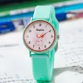 Gros plan d'une montre pour enfants en silicone vert menthe avec cadran lapin rose mignon - Vert