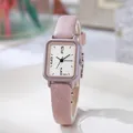 Orologio al quarzo quadrato da donna con cassa viola e cinturino in pelle rosa su piatto - Rosa