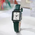 Dettaglio del cinturino in pelle verde e quadrante rettangolare di un orologio al quarzo - Verde
