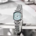 Detail einer eleganten silbernen Stahluhr mit hellblauem Zifferblatt und kleiner Sekunde - Blaues Zifferblatt