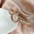 Détail d'une montre à quartz rose doré sertie de strass sur soie et céramique - Bracelet Or Rose Cadran Rose