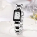 Makroaufnahme einer silbernen Quarzuhr mit Diamantindexen und Gliederkettenarmband - Silber-Schwarz