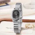 Detail van zilveren ovaal quartz horloge met zwarte wijzerplaat op hout - Zilveren Band Zwarte Wijzerplaat