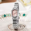 Detail van zilveren stalen horloge met ovale roze wijzerplaat op keramisch bord - Zilver Roze Wijzerplaat