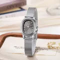 Detalle del reloj de malla plateada con esfera ovalada gris y marcadores mínimos - Esfera Gris