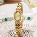 Detail van elegant gouden ovaal quartz horloge met fijne stalen band met vijf schakels - Gold Gold