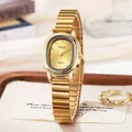 Detail van elegant gouden ovaal quartzhorloge met geborstelde wijzerplaat op hout - Gold Gold