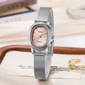 Primer plano de reloj de cuarzo con esfera ovalada rosa y correa de malla plateada - Esfera Rosa