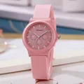 Detail van de roze analoge wijzerplaat met sub-wijzerplaten voor datum en week - Roze