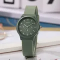 Zijaanzicht van een groen siliconen horloge met multifunctionele wijzerplaat en markers - Groen