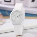 Minimalistisch wit siliconen kwartshorloge met drievoudig kalenderdisplay voor dames - Wit