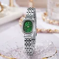 Dettaglio macro del quadrante ovale verde e del cinturino in argento di questo orologio - Cinturino Argentato Quadrante Verde