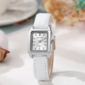 Dettaglio di un orologio quadrato argento con cinturino in pelle bianca e quadrante minimalista - Cintura - Cintura Bianca Con Disco Bianco