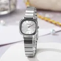 Dettaglio di un orologio al quarzo quadrato argento con cinturino in metallo su base - Cinturino Argento Quadrante Bianco