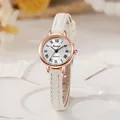 Detalle de esfera de reloj oro rosa con números romanos y correa de cuero blanco - Blanco