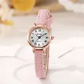 Reloj elegante de mujer en oro rosa con números romanos y correa de cuero rosa sobre cerámica - Rosa