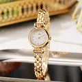 Elegante goldene Armbanduhr mit gebürstetem Silberzifferblatt und Strasssteinen auf Spiegel - Goldenes Armband Weißes Zifferblatt