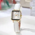 Détail de la montre carrée vintage pour femme avec cadran doré et bracelet en cuir blanc - Bracelet Blanc Cadran Blanc