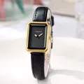 Dettaglio di un orologio rettangolare vintage con cinturino in pelle nera e telaio d'oro - Cinturino Nero Quadrante Nero