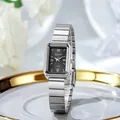 Detailsicht einer silbernen rechteckigen Quarzuhr mit schwarzem Zifferblatt und Ziffern - Silbernes Armband Schwarzes Zifferblatt