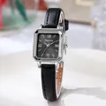 Dettaglio dell'orologio quadrato argento con quadrante romano nero e cinturino - Cinturino Nero Quadrante Nero